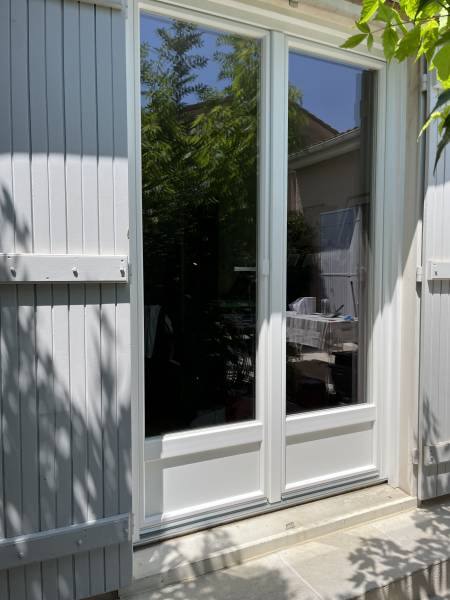 Rénovation de porte-fenêtre double vantaux en PVC blanc proche de Vedène (Avignon) 84