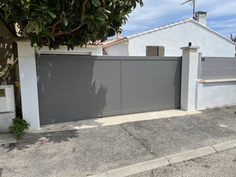 Retour positif de notre client Christophe B. suite à l'installation de son nouveau portail en aluminium et de sa porte de garage