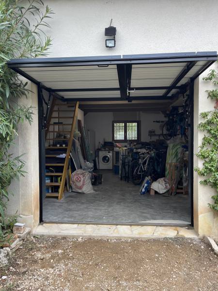 Remplacement d'une porte de garage par une porte motorisée basculante avec portillon dans le 84 (Vedène)