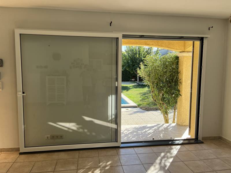 Installation d'un coulissant 1 vantail en alu dasn le 84 (Vedène)