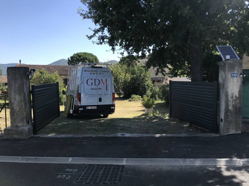 Portail à double battant en alu avec motorisation à vérins proche du Moont Ventoux (84) Vaison