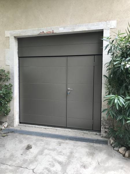 Installation d'une porte de garage motorisée en aluminium avec portillon dans les Alpilles (Eygalières) 13