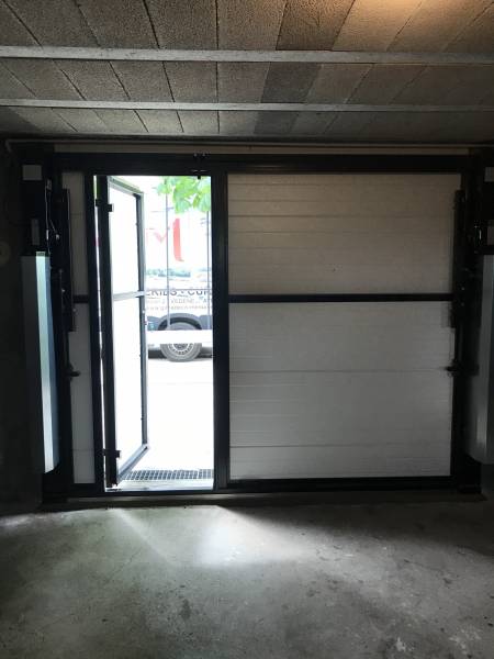 Pose d'une porte de garage basculante débordante motorisée avec portillon en aluminium à Eygalières près de Saint Rémy de Provence (13)