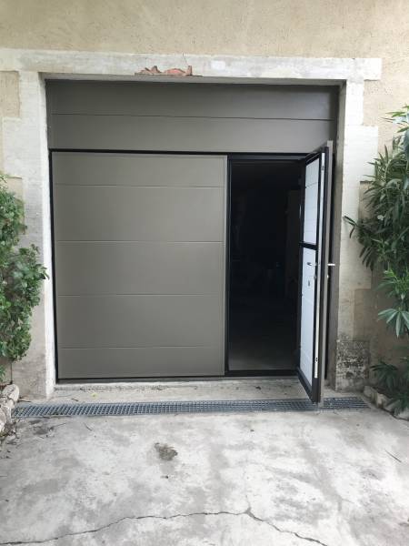 Pose d'une porte de garage basculante débordante motorisée avec portillon en aluminium à Eygalières près de Saint Rémy de Provence (13)