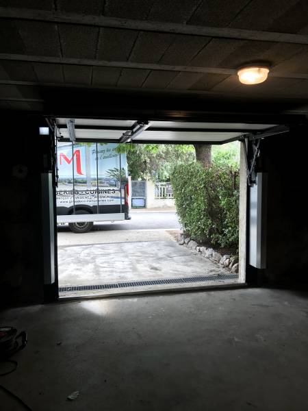 Pose d'une porte de garage basculante débordante motorisée avec portillon en aluminium à Eygalières près de Saint Rémy de Provence (13)