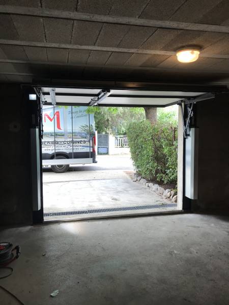 Pose d'une porte de garage basculante débordante motorisée avec portillon en aluminium à Eygalières près de Saint Rémy de Provence (13)