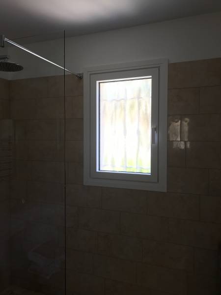 Fenêtre 1 vantail oscillo-battante en aluminium blanc avec vitrage granité à Sanary sur Mer dans le Var