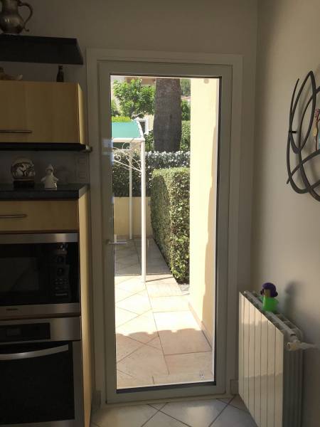 Porte fenêtre 1 vantail oscillo-battante en aluminium triple vitrage à Sanary sur Mer dans le 83