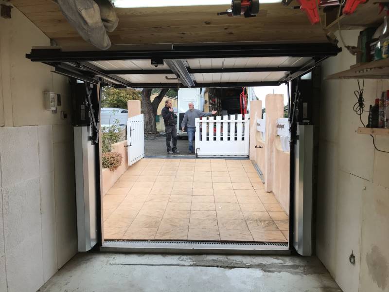 Porte de garage basculante sans rail avec portillon sur mesure dans le 84 ( Cabannes)