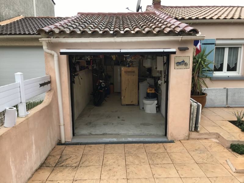 Porte de garage basculante motorisée sans rail avec portillon intégré dans le Vaucluse (Avignon) 84