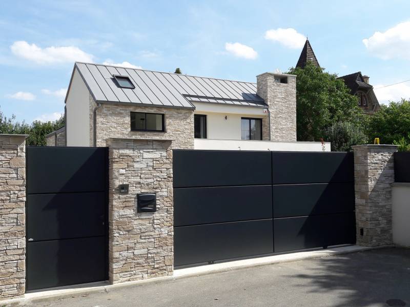 Portail autoportant en aluminium anthracite avec portillon dans le Vaucluse près d'Avignon