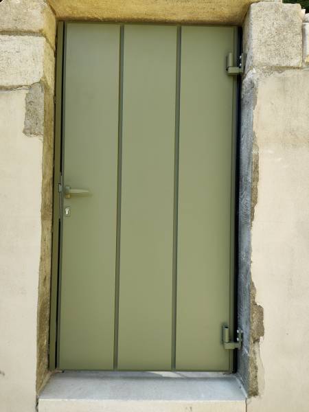 Portillon en aluminium moderne dans le 30 (Uzès)