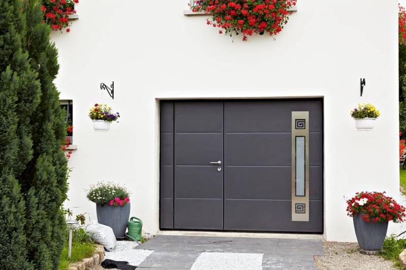 Porte de garage avec portillon intégré gris anthracite gamme décors inox avec hublot spirale sablé