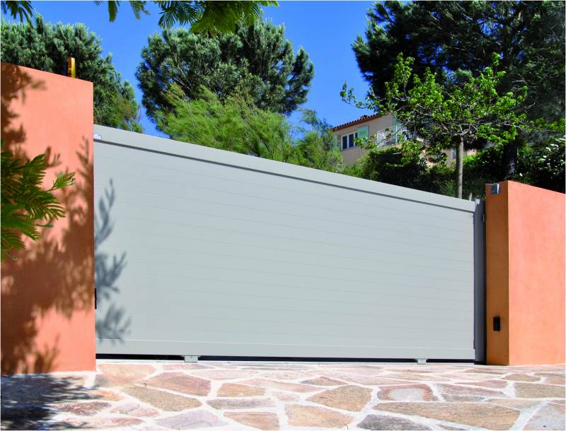 Portail plein coulissant en aluminium gris clair dans le Vaucluse (Avignon)