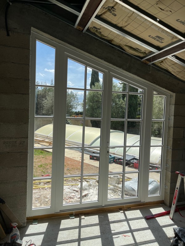 Rénovation d'une porte-fenêtre en bois exotique avec ouverture à l'anglaise et petits bois collés dans le 84