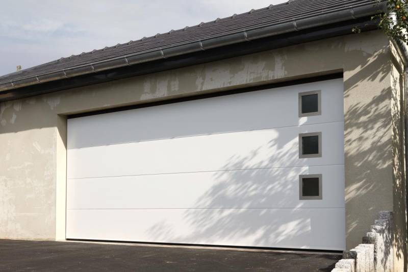Porte de garage basculante blanche grande largeur gamme intemporelle avec hublot carréS sablé