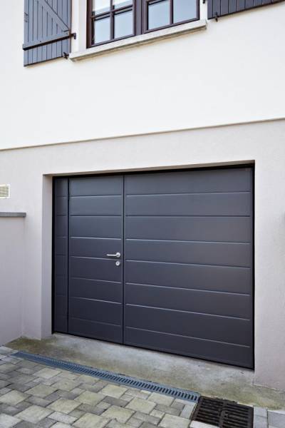 Porte de garage basculante avec portillon intégré à Vedène dans le Vaucluse (84)