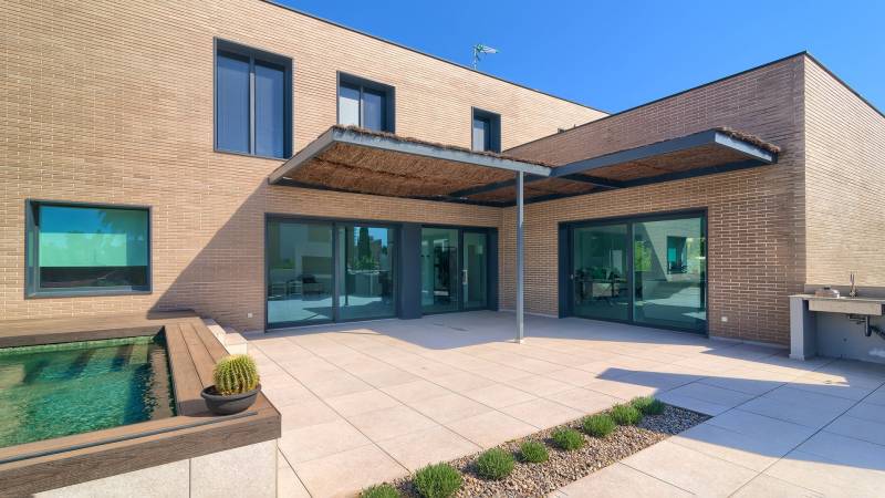 Installation de fenêtres en aluminium haut de gamme anthracite près d'Avignon à Vedène