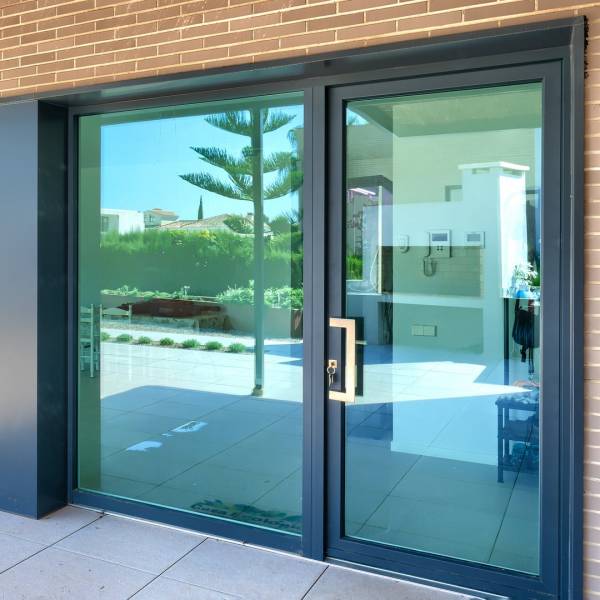 Installation d'une porte d'entrée en aluminium vitrée haut de gamme proche de St Rémy de Provence (13)