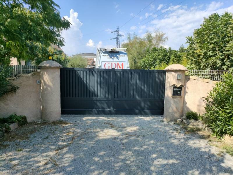 Installation d'un portail coulissant en aluminium avec lames persiennes