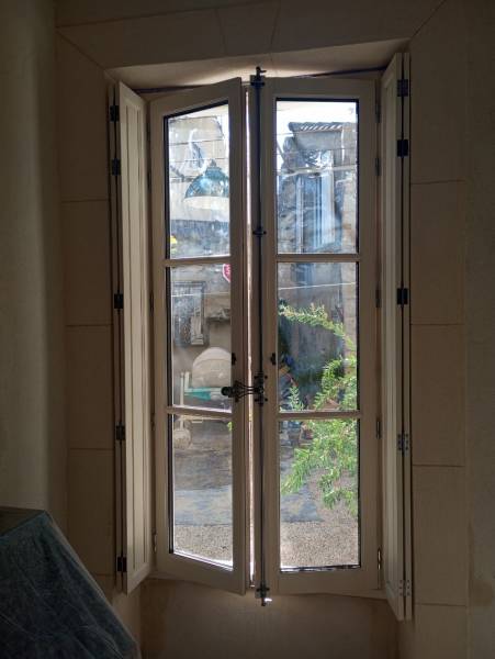 Rénovation de fenêtre en bois avec petits bois et espagnolette en acier patiné argent près de Beaucaire à Gravson (13)