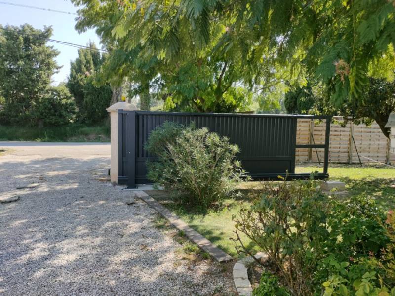 Portail en alu autoporté  près de Pélissanne dans le 13 (La Barben)
