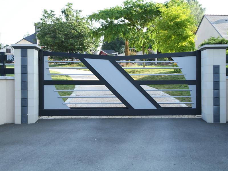 Portail autoprtant ajouré en aluminium moderne bicolore dans la région PACA (Avignon)