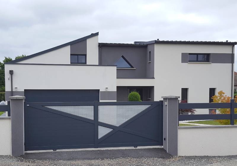 Portail coulissant design et moderne en aluminum dans le Vaucluse (vedène)