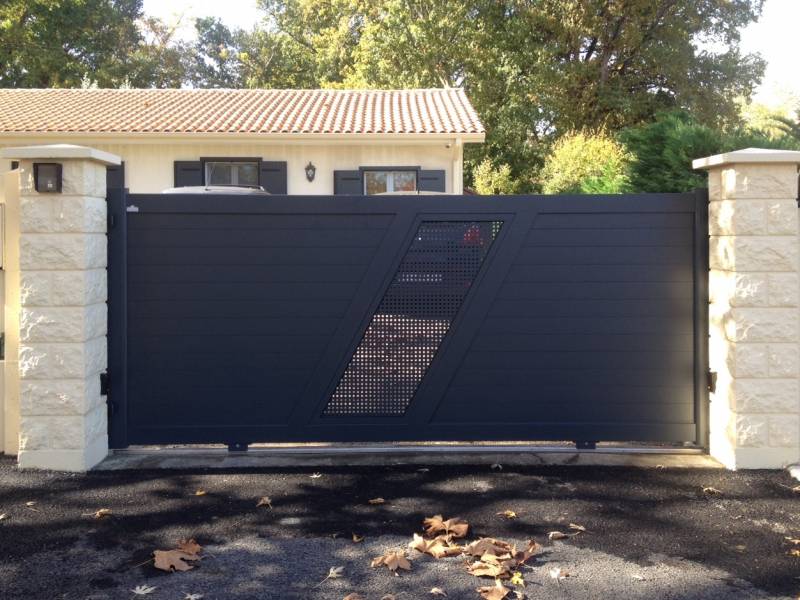 Portail coulissant moderne en aluminium anthracite proche d'Avignon (84)